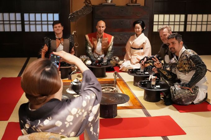 Los visitantes en el papel de señores disfrutan de fiestas tradicionales con geishas. Foto: Asociación de Turismo de Odawara