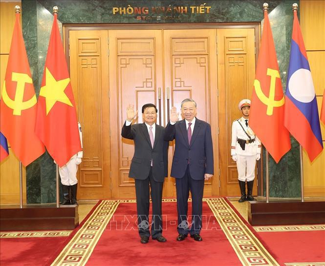 General Secretary and President To Lam and General Secretary and President of Laos Thongloun Sisoulith take a photo together before the talks - Photo: VNA