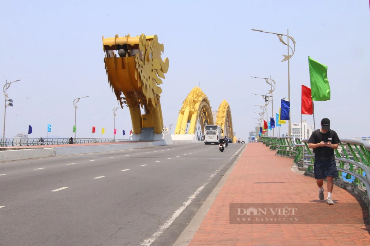 Đà Nẵng nắng nóng vượt 40 độ C, đường phố vắng tanh dù đang trong kỳ nghỉ lễ- Ảnh 1.