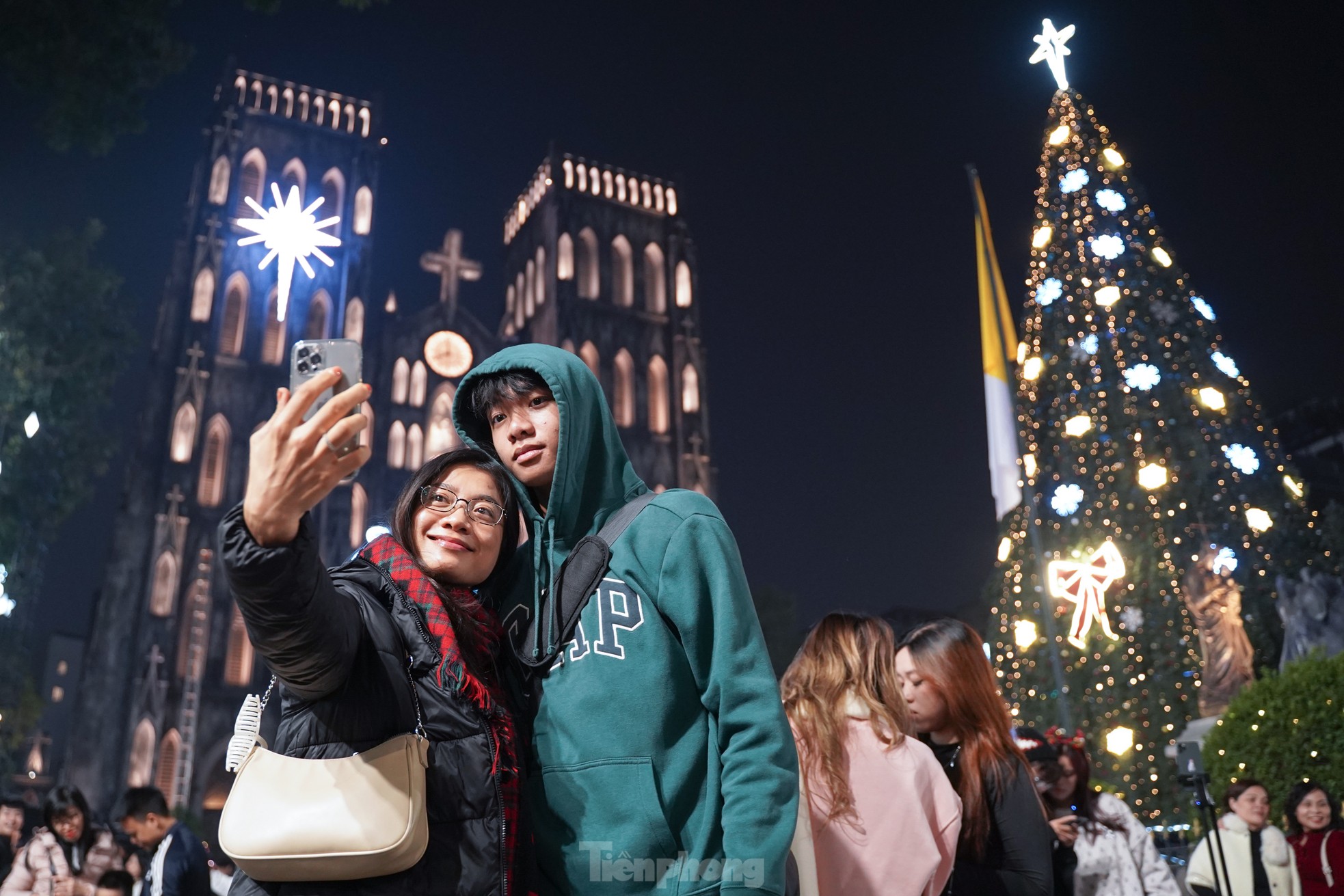 Hanoians jostle on Hang Ma Street, Cathedral welcomes Christmas early photo 6