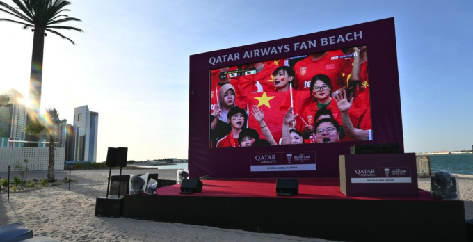 Một địa điểm công cộng theo dõi Asian Cup 2023 qua truyền hình tại bãi biển ở Qatar. Ảnh: AFC