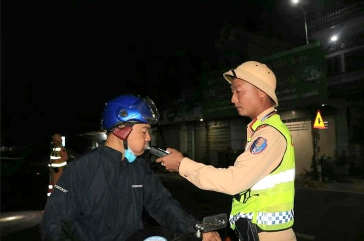 La police du district de Lang Giang vérifie la concentration d'alcool des conducteurs sur la route provinciale 295.