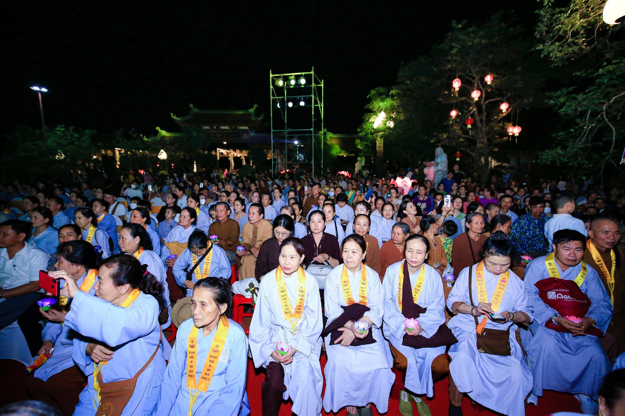 Đại lễ Phật đản, thắp nến cầu nguyện hòa bình tại chùa Đại Tuệ - Ảnh 7.