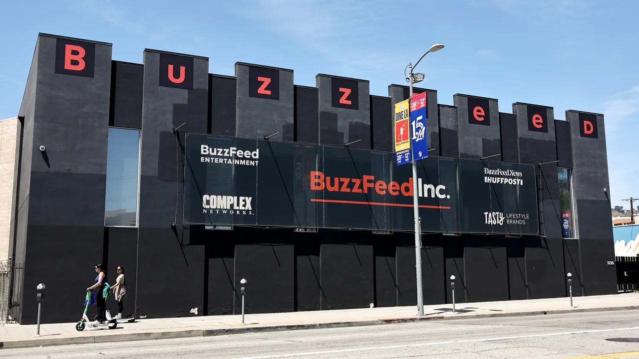 Buzzfeed의 지원은 디지털 미디어 시대가 이미지 2를 결합하는 데 자유롭다는 것을 보여줍니다.