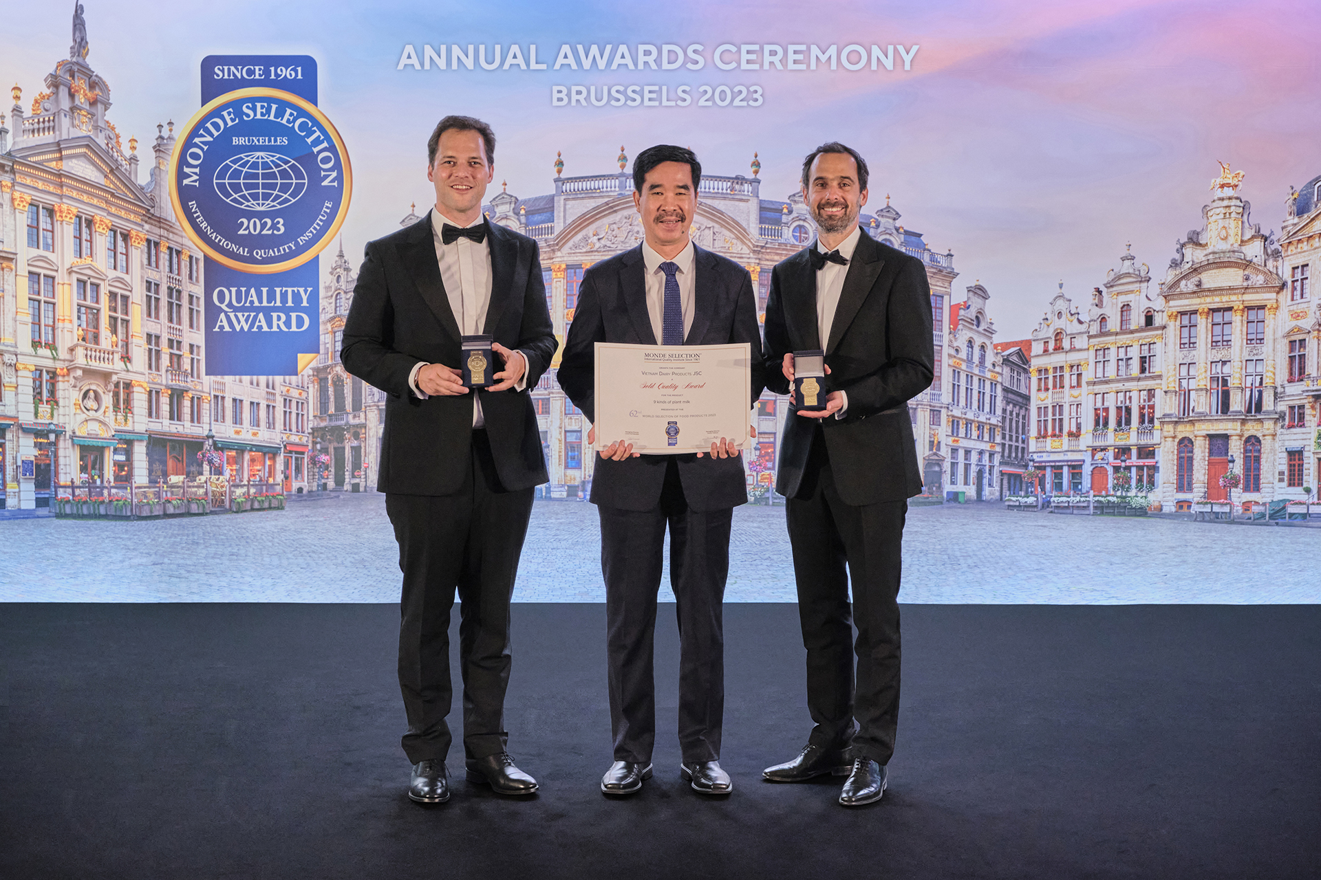 Đại diện Vinamilk nhận giải Giải Vàng Quốc Tế về Chất Lượng 2023 (Gold Award 2023) từ tổ chức Monde Selection (Bỉ). (Ảnh: Vinamilk).