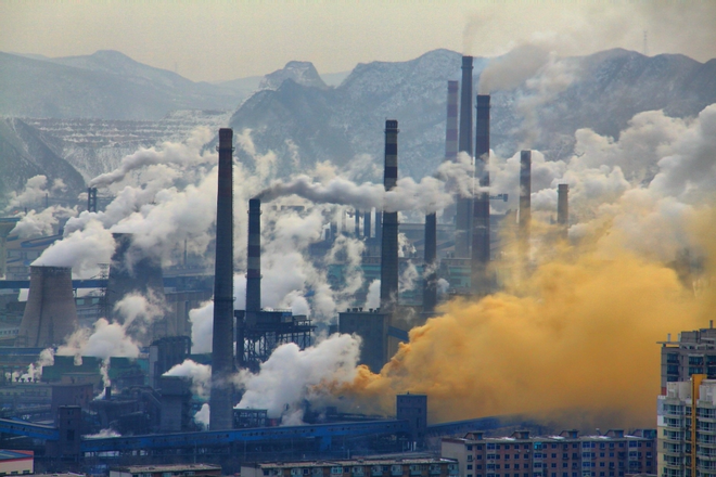 Las instalaciones que viertan gases residuales tendrán que pagar una tasa mínima de protección ambiental de 3 millones de VND/año. Foto 1