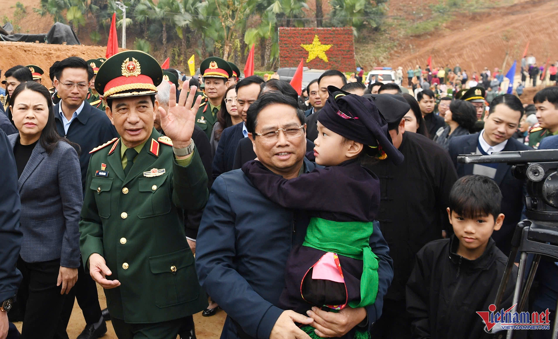 El primer ministro Pham Minh Chinh cortó la cinta para inaugurar el área de reasentamiento de Lang Nu.