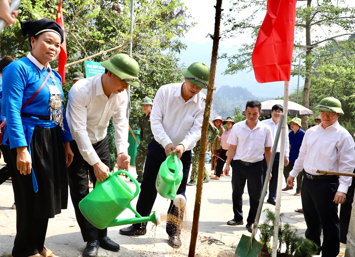 Líderes provinciales participan en la plantación de árboles en la carretera fronteriza del área High Point 468.  