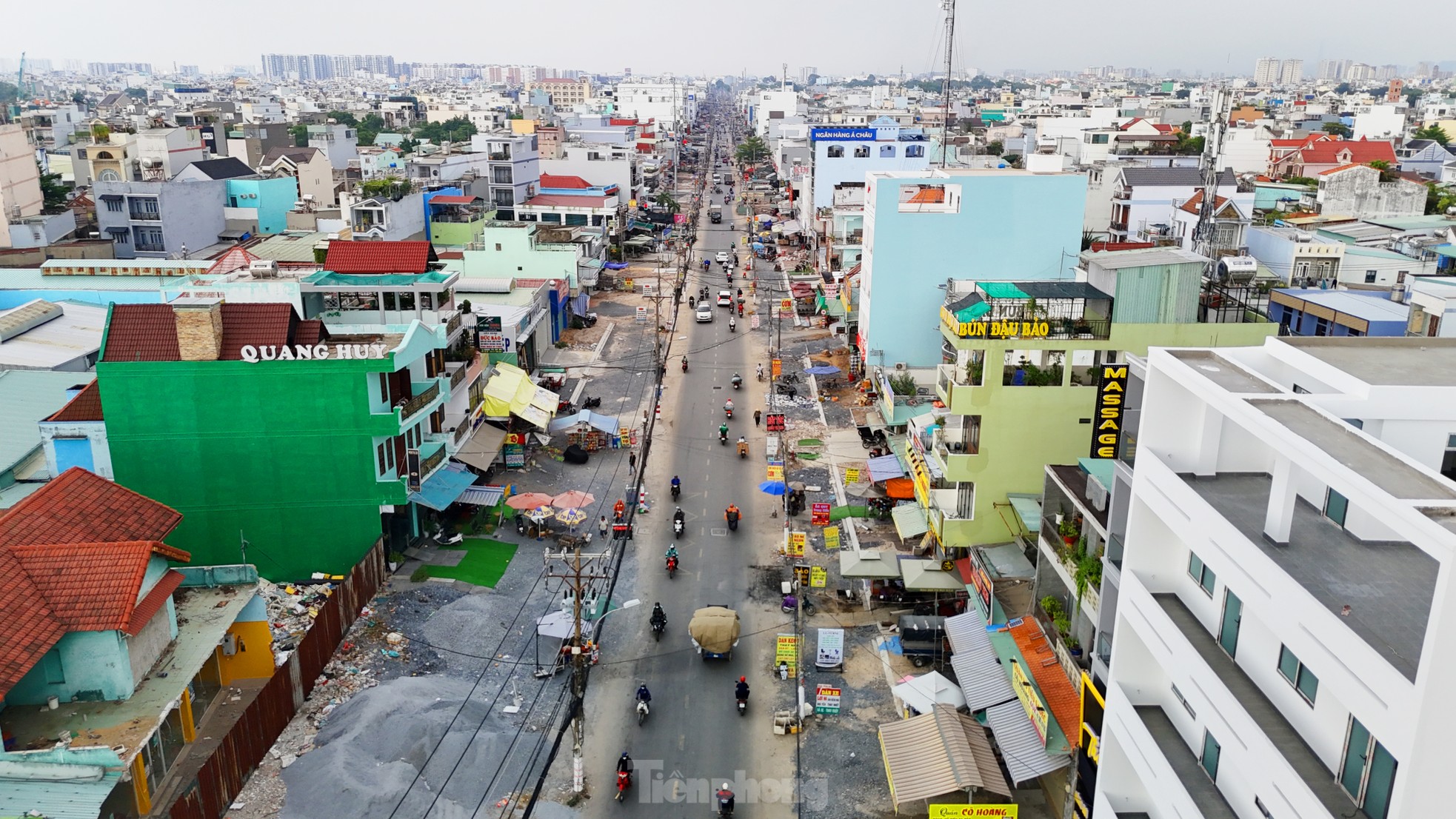 Die „staureiche“ Straße vor den Toren von Ho-Chi-Minh-Stadt wurde erweitert und wird bis Ende des Jahres fertiggestellt sein, Foto 1