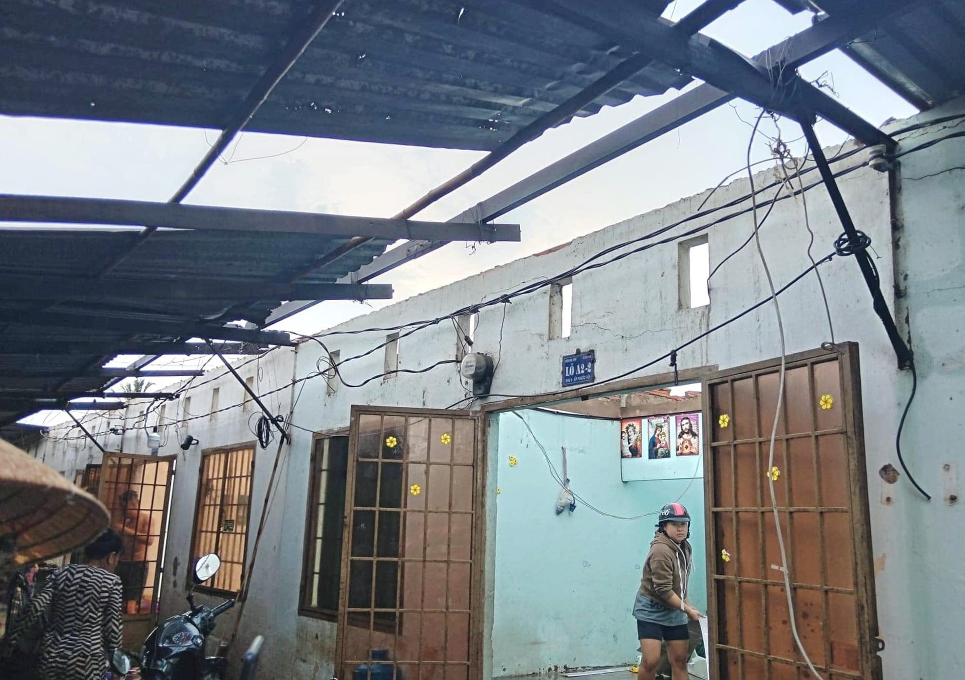 ドンナイ省で大雨により屋根が吹き飛ばされた一連の家屋の写真（写真1）