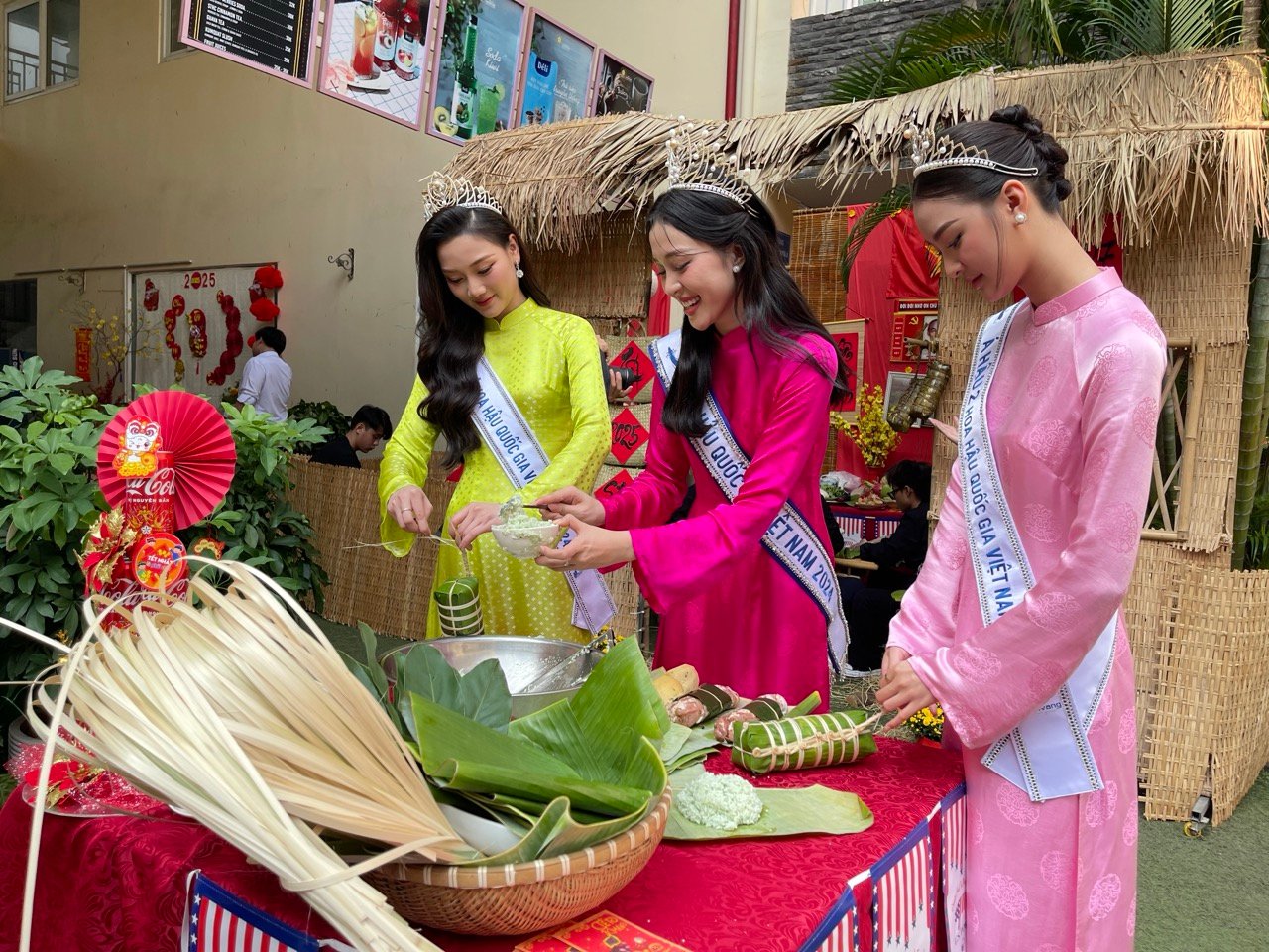 Hoa hậu Kiều Duy cùng 2 á hậu Quốc gia Việt Nam trải nghiệm... gói bánh tét- Ảnh 1.