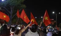 ダナンでASEANカップ2024の優勝を祝う人々の海
