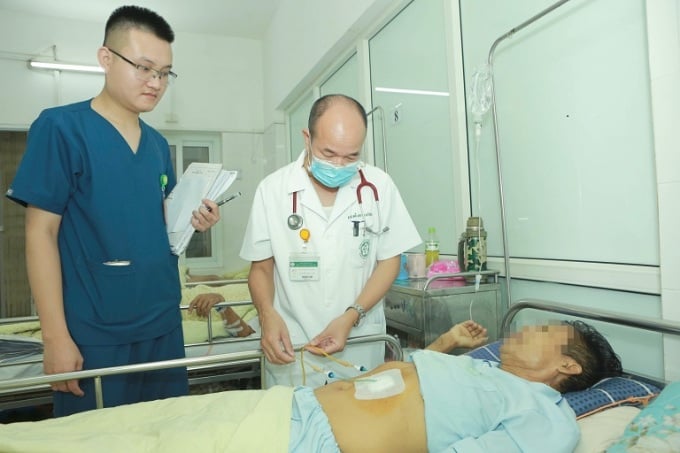 Der Patient wird im Bach Mai Krankenhaus behandelt. Foto: Thanh Duong