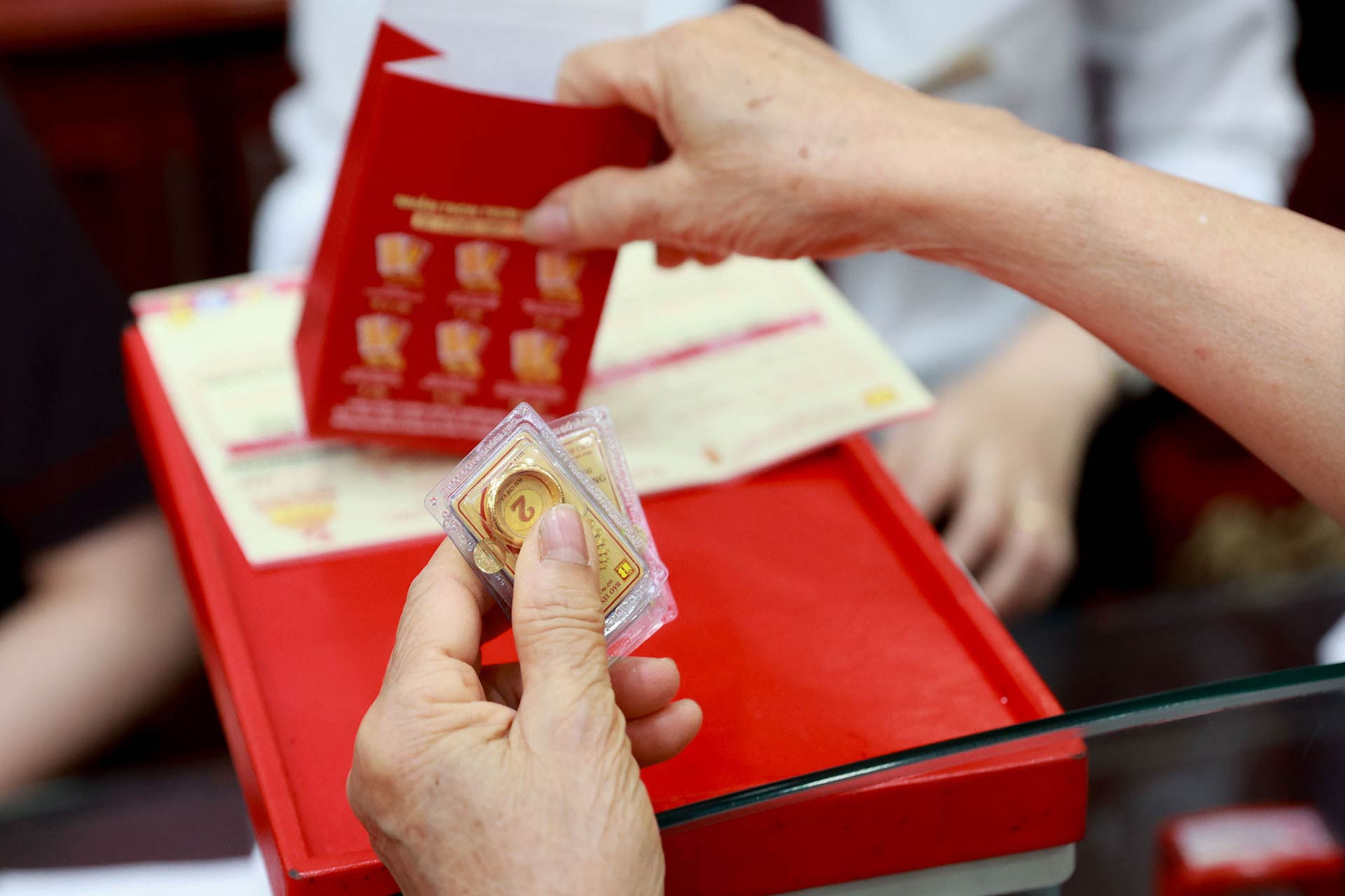 Gold ring price drops rapidly, simultaneously 'evaporating' more than half a million VND per tael