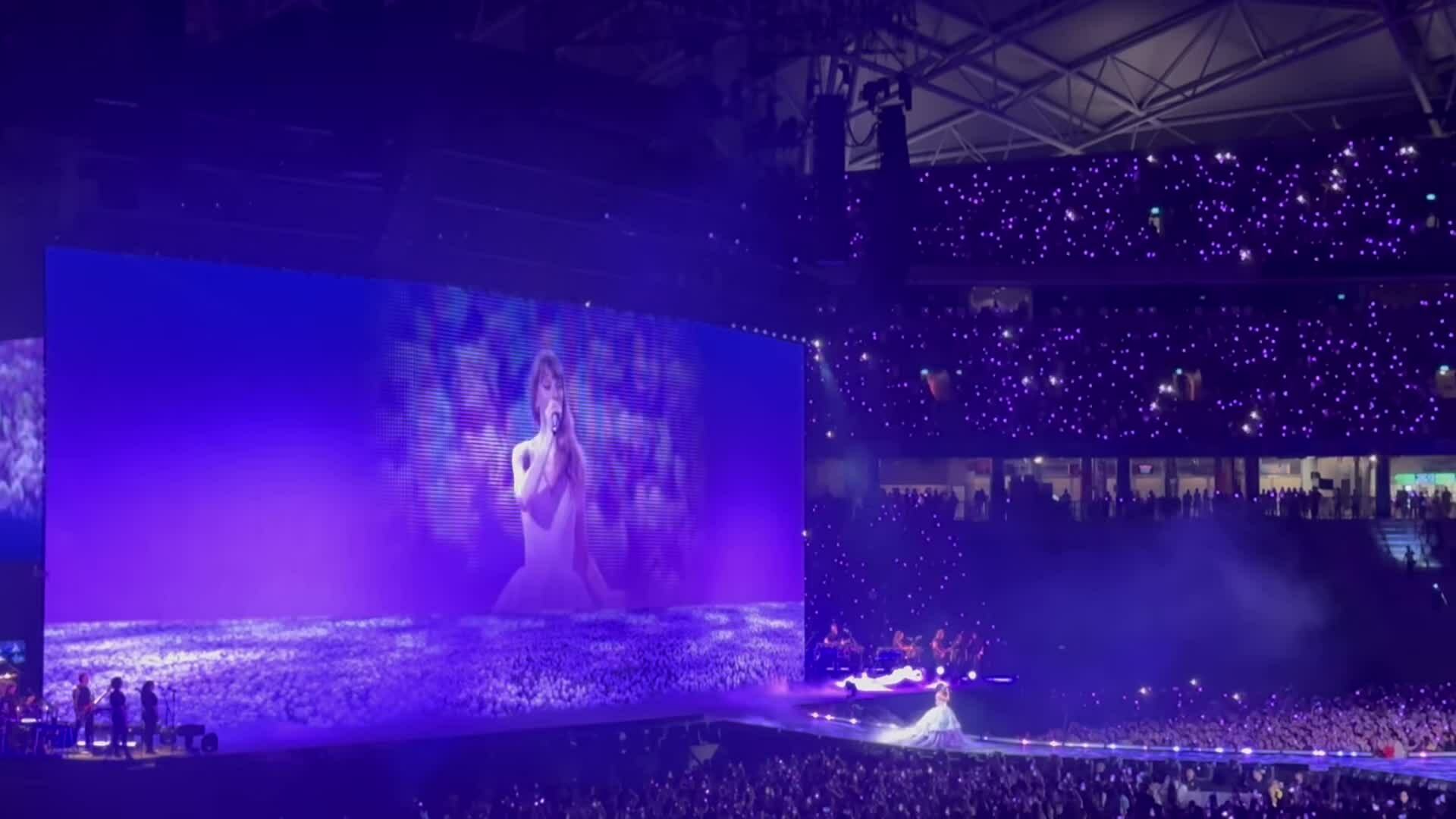 Une « mer de gens » regarde le concert de Taylor Swift à Singapour