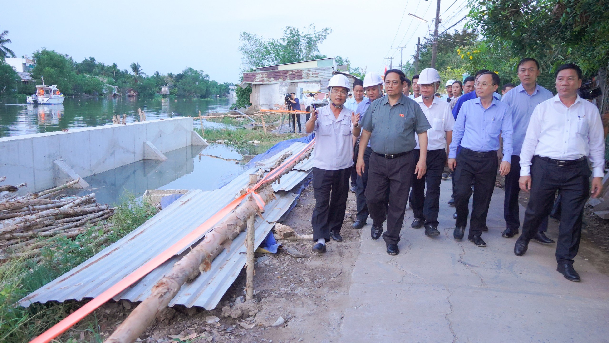 Thủ tướng khảo sát hiện trường dự án kè chống sạt lở khẩn cấp sông Trà Nóc, Q.Bình Thủy, TP.Cần Thơ