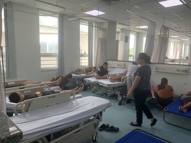 Vung Tau City Chairman holds an emergency meeting about the case of 117 people suspected of being poisoned after eating bread photo 2