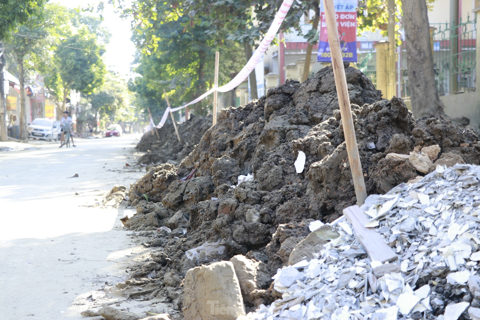 Schlamm und Müll verunreinigen viele Straßen in Yen Bai Foto 23