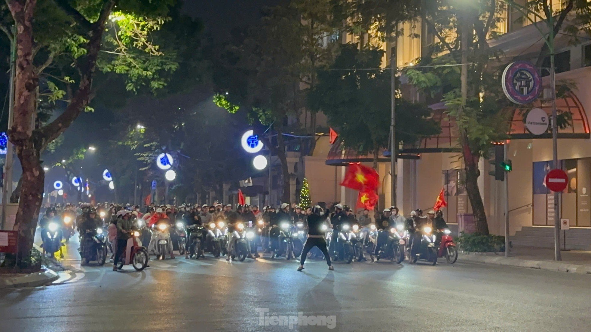 „Zivilisiertes“ Sturmreiten der Hauptstadtbewohner in der Nacht von „Hanoi schläft nie“, Foto 11