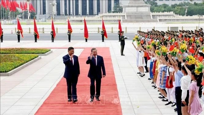 중국의 사무총장 겸 주석인 토람과 중국의 사무총장 겸 주석인 시진핑이 아이들에게 손을 흔들었다. 사진: VNA