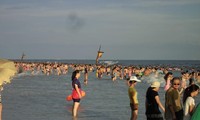 De nombreux touristes ont été mordus par d'étranges créatures alors qu'ils nageaient dans la mer en Chine.