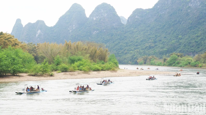 [Video] Experience boating on the Li River, China photo 1