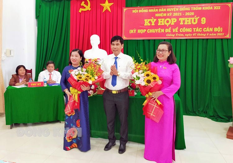 Standing Deputy Secretary of the Giong Trom District Party Committee Nguyen Thi Thu Phuong holds the position of Chairwoman of the District People's Council.