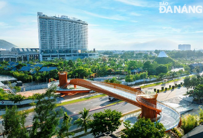 L'achèvement du pont piétonnier est un événement pour célébrer le 1er anniversaire de l'ouverture de l'hôtel Mikazuki et le 50e anniversaire de l'établissement des relations diplomatiques entre le Vietnam et le Japon.