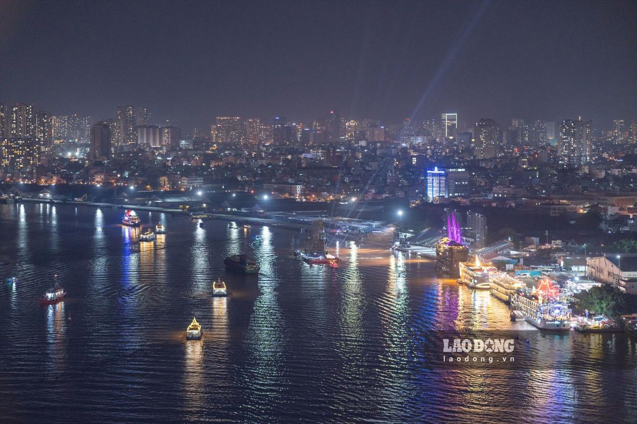 El río Saigón se considera un punto de interés que requiere inversión para impulsar el desarrollo del turismo nocturno y aumentar el gasto turístico en Ciudad Ho Chi Minh. Foto: Nguyen Khanh Vu Khoa