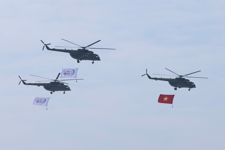 The helicopter team of Regiment 916 departed from Hoa Lac Airport (Hanoi) to raise the national flag and the flying exhibition flag to welcome the opening of the Vietnam International Defense Exhibition 2024.