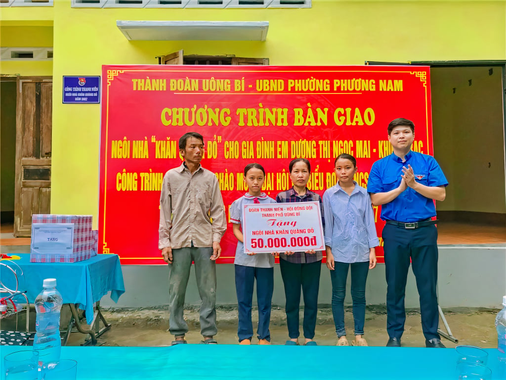 Uong Bi City Youth Union awarded 50 million VND to build a Red Scarf house for Duong Ngoc Mai's family in Da Bac area, Phuong Nam ward.