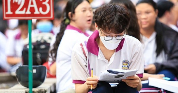 学生たちは、親がソーシャルメディアで成績を自慢するのを「阻止」している