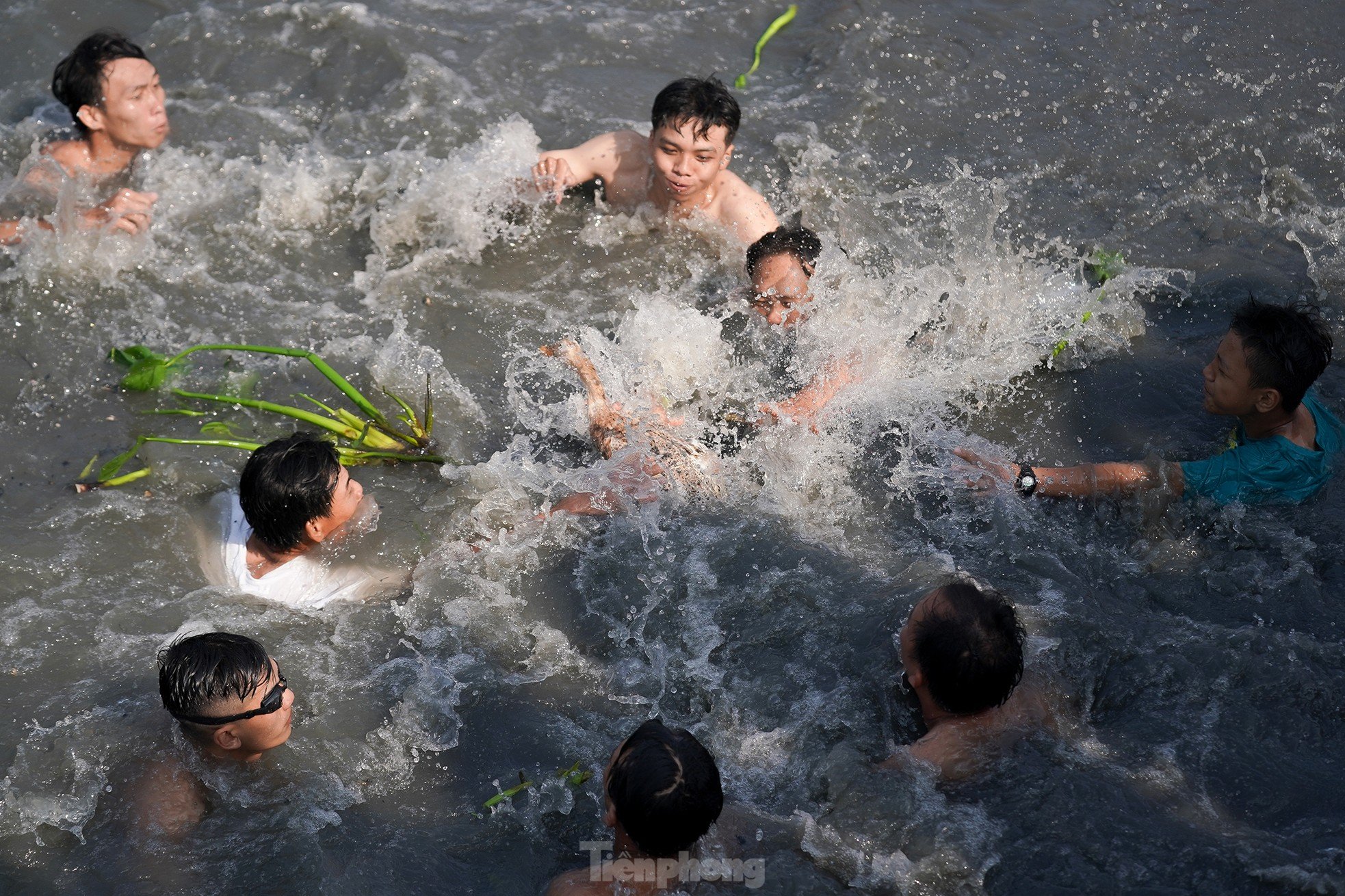 Cientos de personas compiten en 'vadear el río para atrapar patos' foto 7