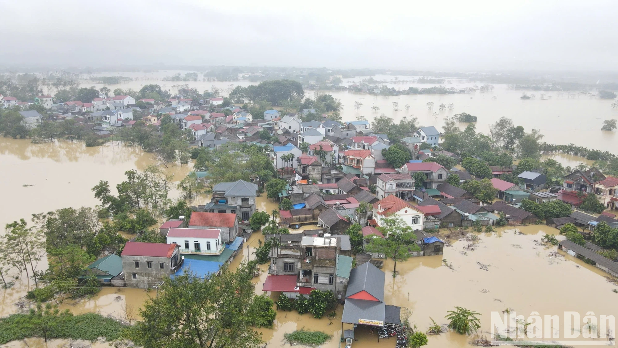 [Foto] Hanoi: El río Bui desborda el dique, muchas comunas en el distrito de Chuong My están inundadas foto 2