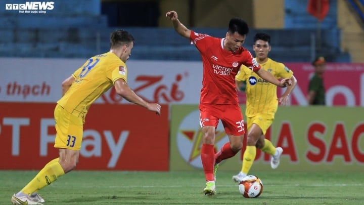 Văn Hào ra sân đều đặn ở V-League trong màu áo Viettel.