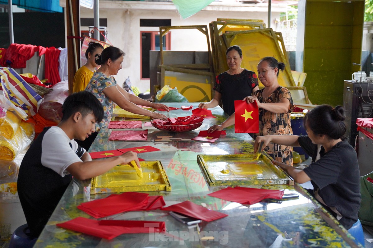 Làng nghề chuyên may, thêu cờ Tổ quốc tất bật trước ngày Quốc khánh 2/9 ảnh 9