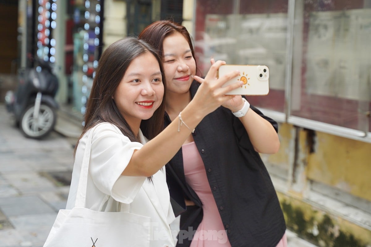 Tourists enjoy the first cold wind of the season in Hanoi photo 5