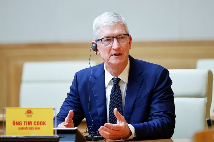 After leaving the Government Office at 1 p.m. on April 16, the motorcade carrying Apple CEO Tim Cook went straight to Noi Bai Airport. After Vietnam, the Apple leader will visit Indonesia. (Photo: Doan Bac/VGP)