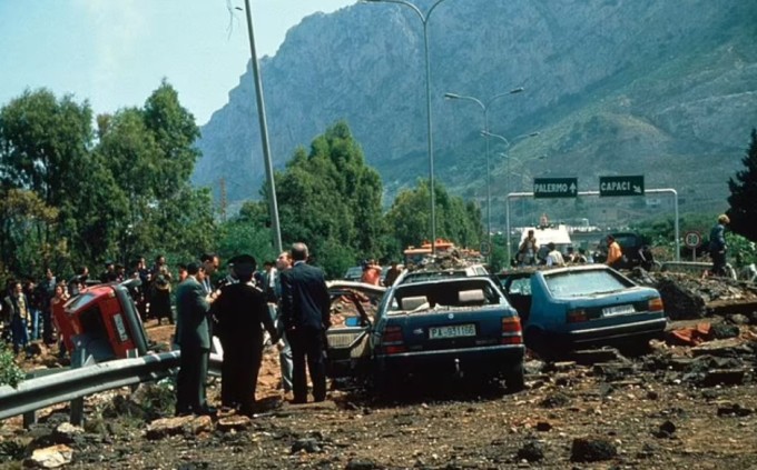 1992年、パレルモで起きた自動車爆弾テロ事件の現場。マフィア対策捜査を指揮していたジョヴァンニ・ファルコーネ検事が殺害された。写真：SIPA