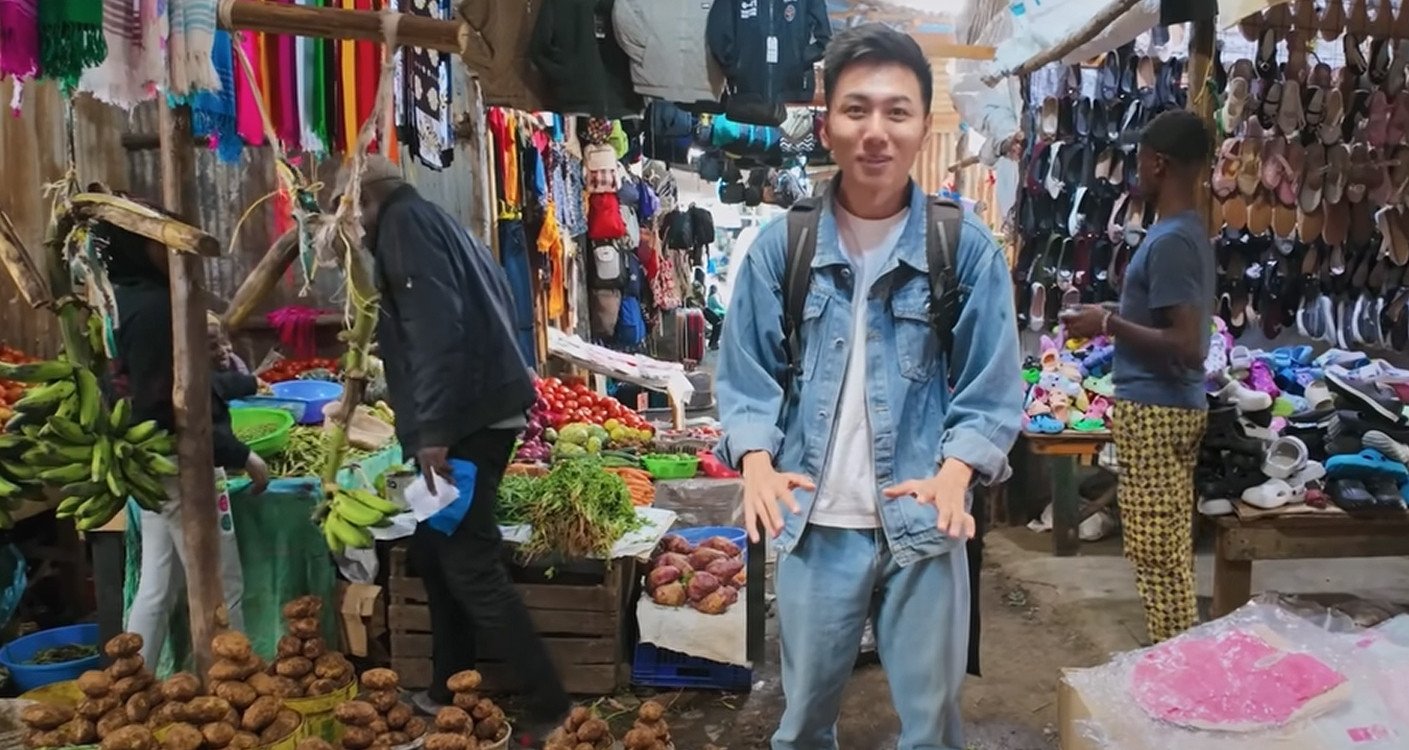 Los turistas vietnamitas visitan el mercado del segundo barrio marginal más grande de África: descubren objetos inesperados