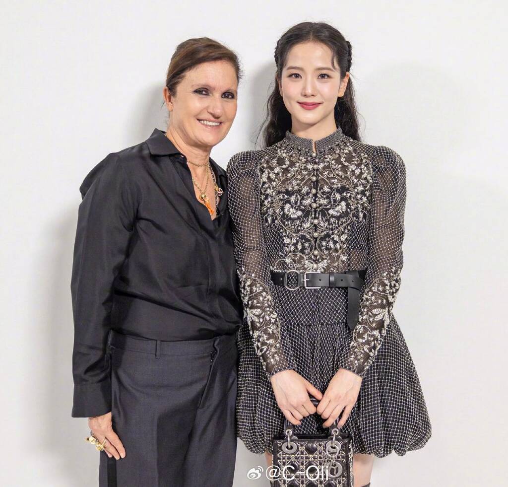 จีซู ถ่ายรูปคู่กับผู้อำนวยการฝ่ายสร้างสรรค์ของ Dior