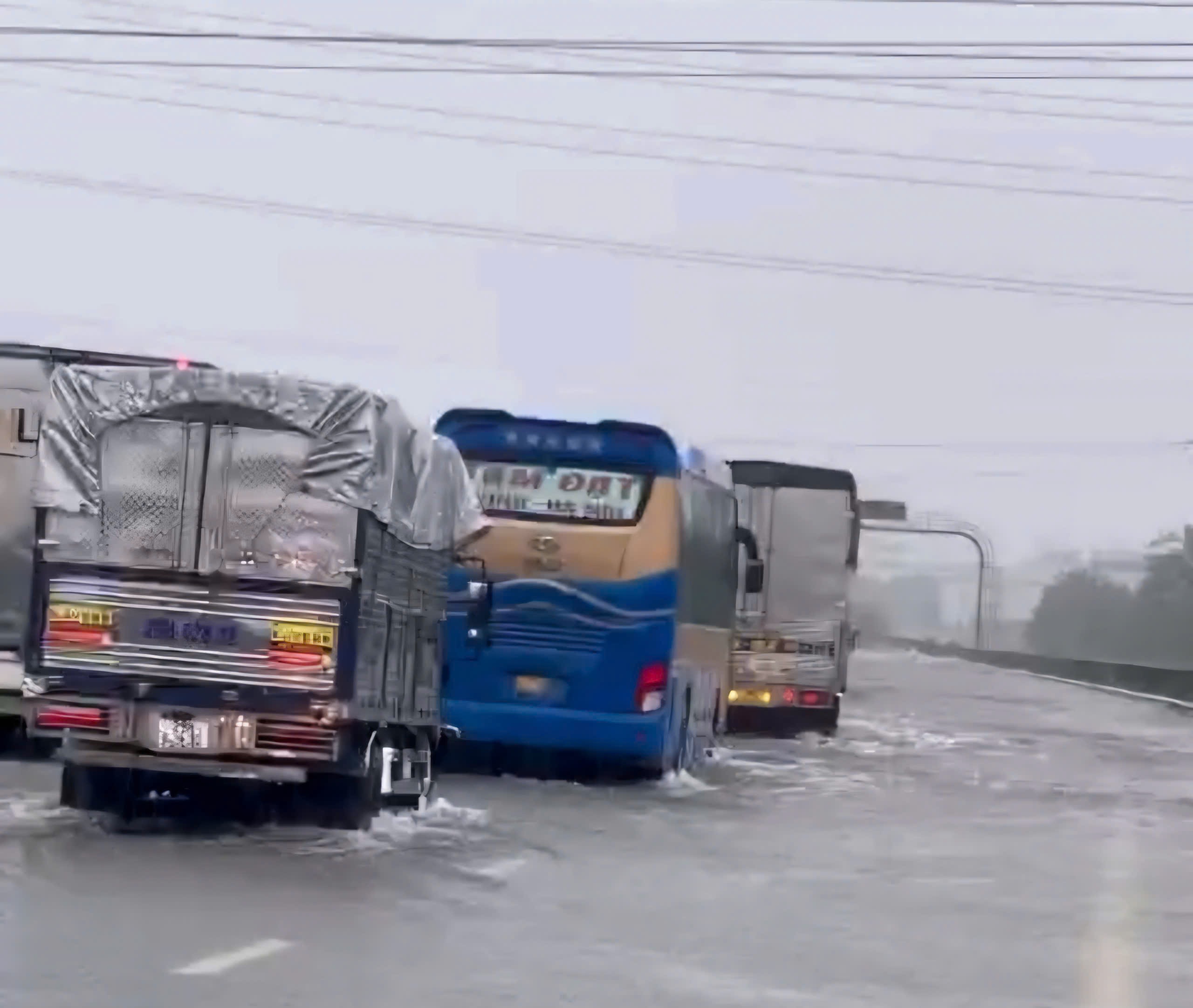 Huy động tối đa trạm bơm, sớm đưa cao tốc Pháp Vân - Cầu Giẽ thoát ngập- Ảnh 1.