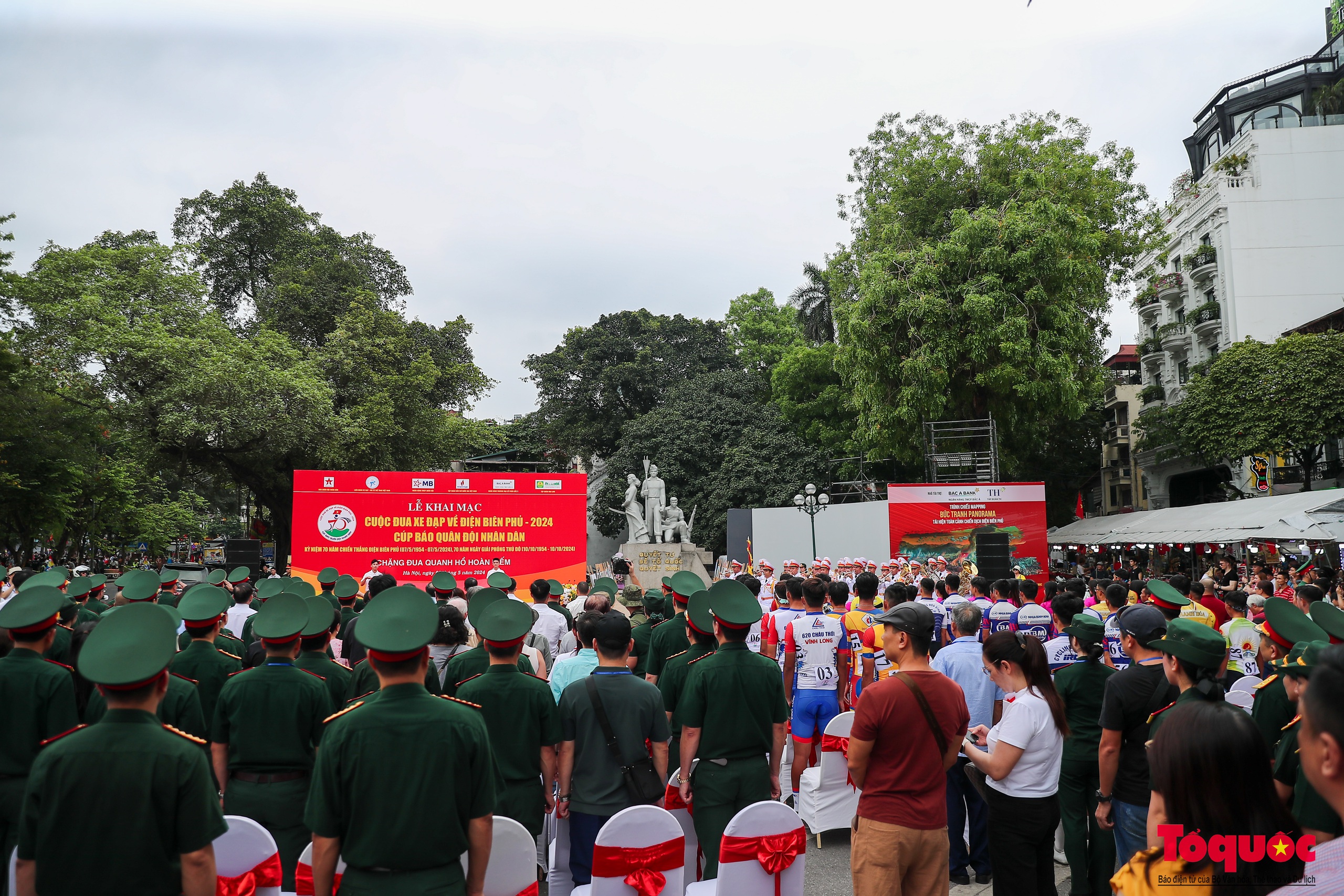 Người dân thủ đô reo hò cổ vũ các tay đua tranh tài tại giải đua xe đạp "Về Điện Biên Phủ 2024" - Ảnh 1.