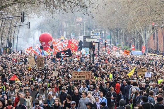 Demonstranten marschieren am 23. März 2023 in Toulouse, Frankreich