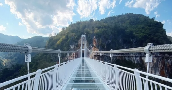 Thrilling, 'holding your breath' when crossing these 4 famous glass bridges