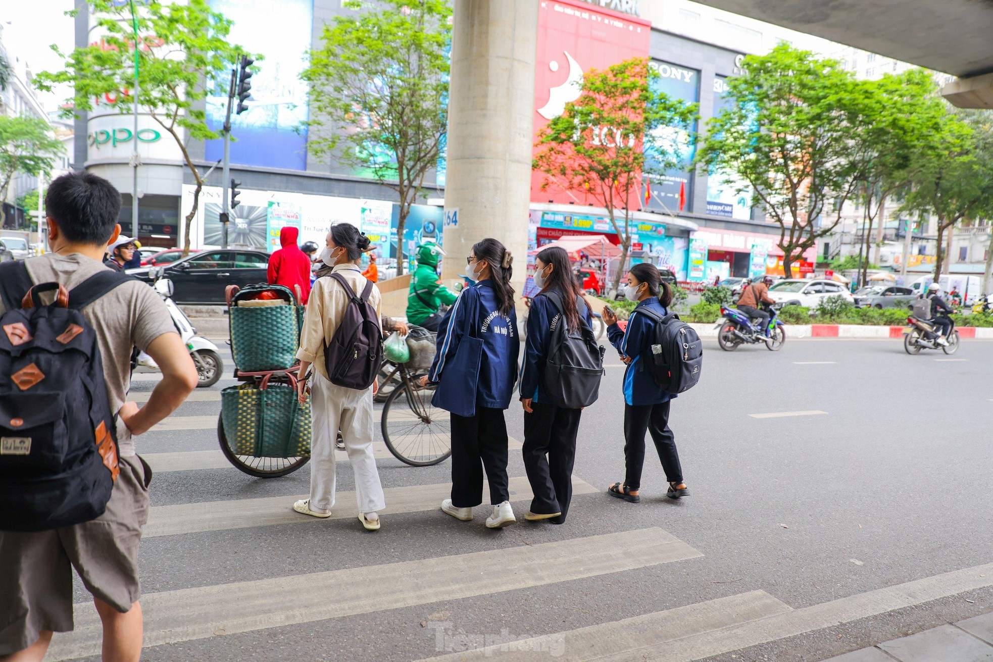 Hà Nội: Đèn 'xin đường' dành cho người đi bộ có cũng như không ảnh 5