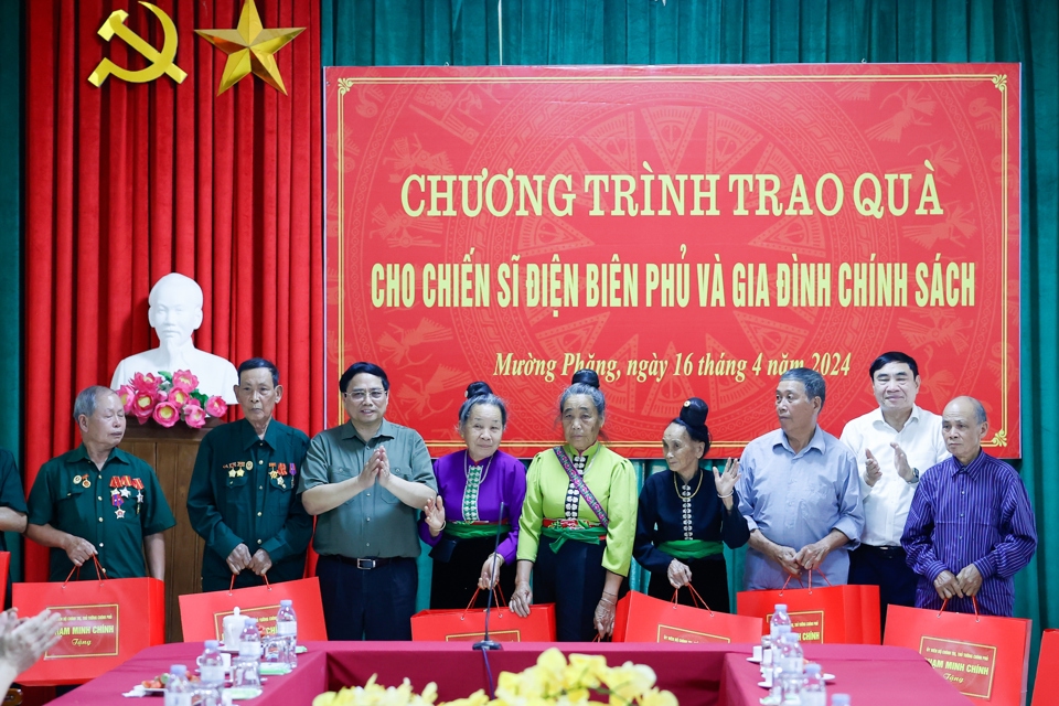 นายกรัฐมนตรี Pham Minh Chinh มอบของขวัญ ไว้อาลัยแก่ครอบครัวทหารเดียนเบียน 20 ครอบครัวและครอบครัวผู้กำหนดนโยบายในชุมชน ตำบลเมืองพัง ปา ข่วง เมืองเดียนเบียนฟู