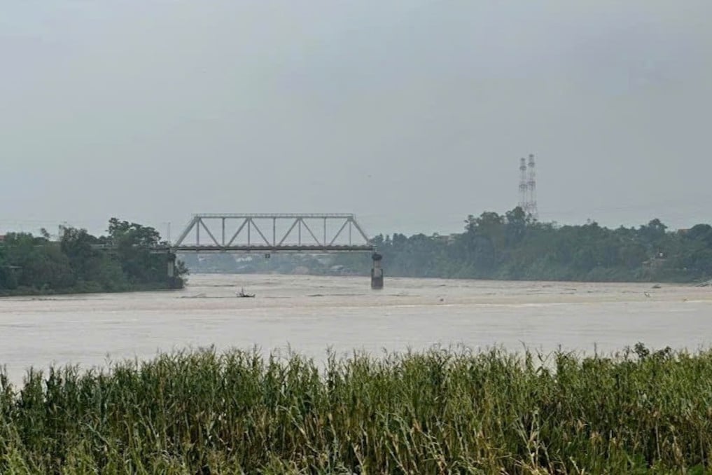 Urgent construction of new Phong Chau bridge