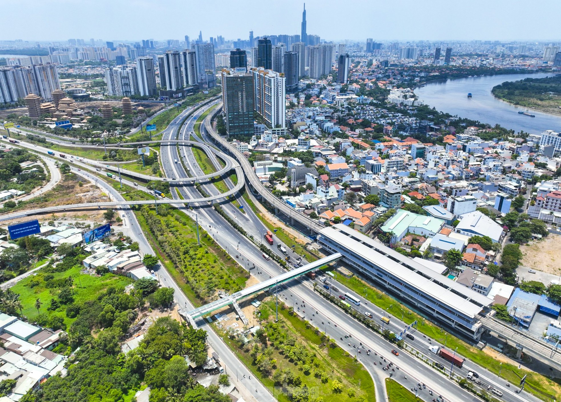 Baufortschritt der Fußgängerbrücke der U-Bahnlinie 1 in Ho-Chi-Minh-Stadt Foto 11