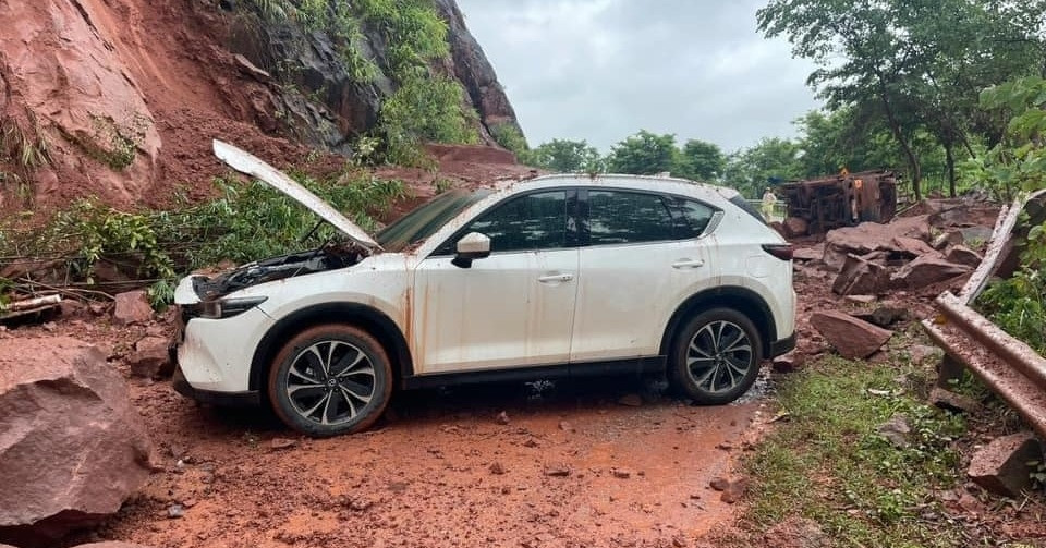 National Highway 6 landslides, 2 cars crushed by rocks and soil